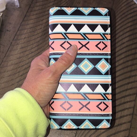 NWT Vegan Southwest Look 👀 Zip Wallet. Zip and card compartments. Secure! - Picture 16 of 17